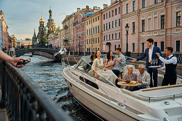 Путешествие  на яхте по рекам и каналам Петербурга (премиум класса)